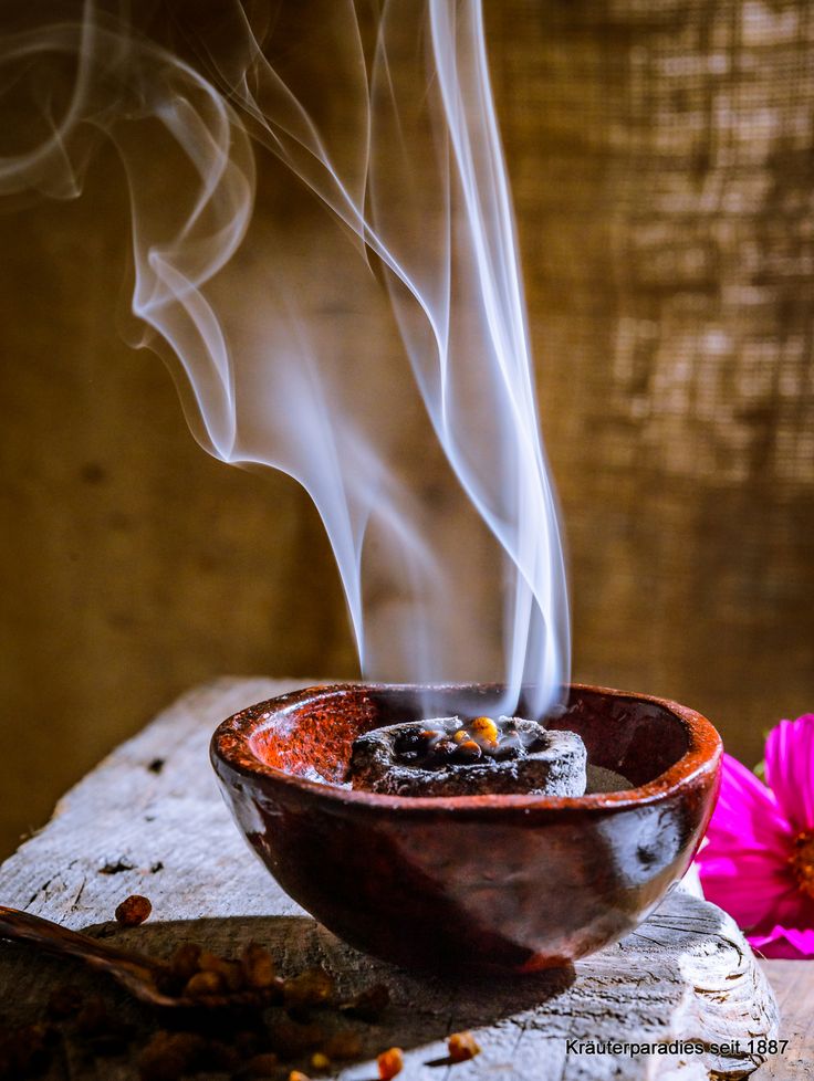 Note de fond — Maté absolu, Fève de tonka absolu, Benjoin, Cèdre Atlas HE, Encens, Oud vietnamien HE, Musc blanc